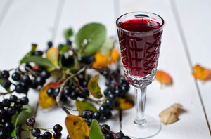 Aronijos vynas su vyšnių lapais