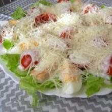 Vištienos, sūrio ir pomidorų salotų receptai