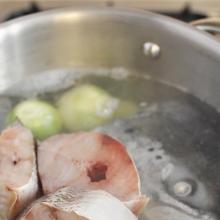 Kaip virti žuvies sriubą ant ugnies Žuvies galvos sriuba