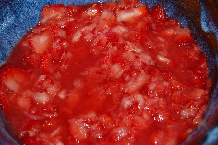 Căpșuni proaspete, frecate cu zahăr: o adevărată plăcere și beneficiu