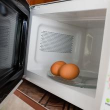Soha ne melegítsen tojást mikrohullámú sütőben.