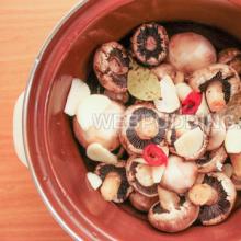 Instant marinated champignons in their own juice with lemon