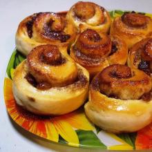 Simple raisin pie in the oven French buns: a quick recipe
