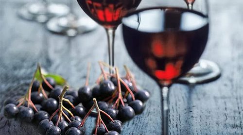 Aronijos vynas su vyšnių lapais